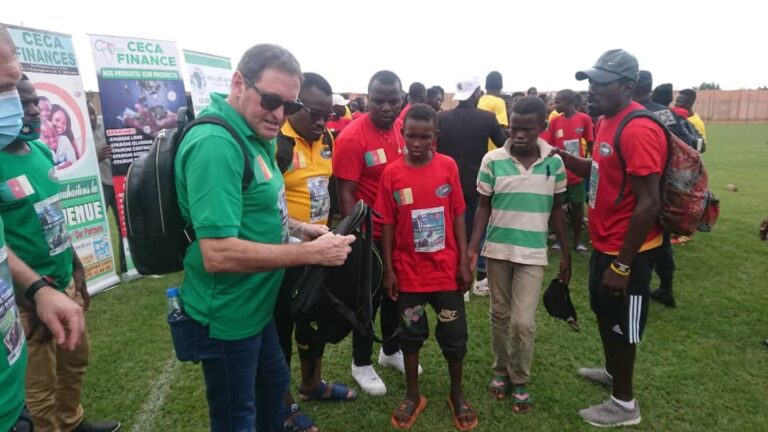 Antonio Conceicao avec les enfants de la rue - Foot Azimuts