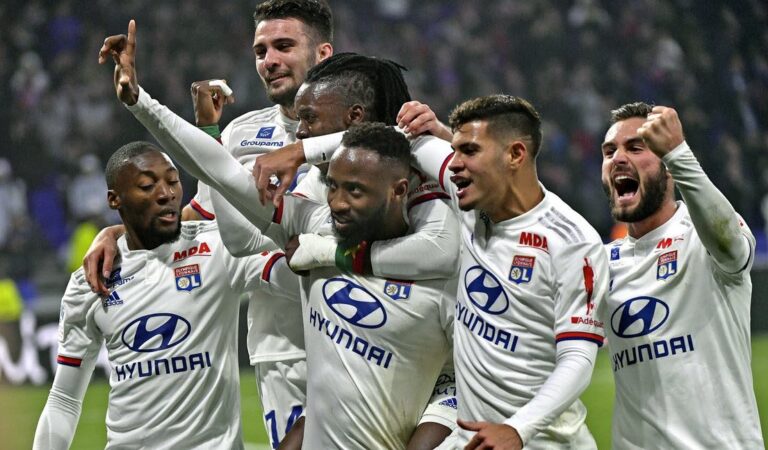 la joie des lyonnais apres le but de moussa dembele avec bruno guimareas photo progres stephane guiochon 1583102993 - Foot Azimuts