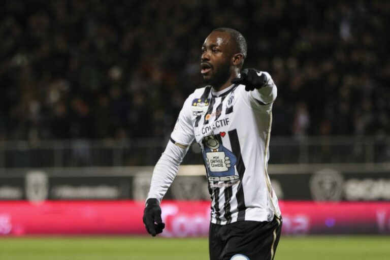 Stephane Bahoken - Foot Azimuts