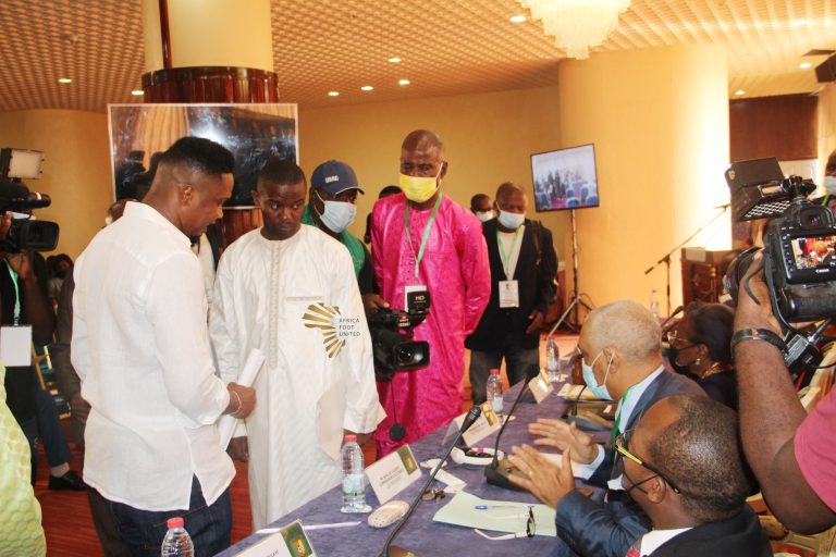 Etoo Samuele devant la commission electorale jpg - Foot Azimuts