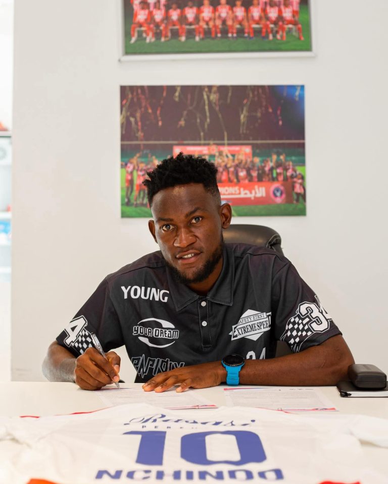 # Nchindo John Bosco signe à Gulf United FC **Le football camerounais continue de rayonner à l'international avec le transfert de Nchindo John Bosco vers Gulf United FC. Le milieu de terrain talentueux, récemment couronné Ballon d'Or camerounais 2024, quitte Coton Sport de Garoua pour s'engager avec le club émirati de deuxième division.** ## Un transfert qui fait sensation dans le football camerounais L'officialisation de l'arrivée de **Nchindo John Bosco** à Gulf United FC marque un tournant important dans la carrière du milieu de terrain camerounais. Après une saison remarquable sous les couleurs de **Coton Sport de Garoua**, le joueur de 24 ans a décidé de franchir un nouveau cap en s'expatriant vers les **Émirats Arabes Unis**. Cette décision ne surprend qu'à moitié les observateurs du football camerounais, tant les performances de Nchindo John Bosco ont été remarquées lors de la dernière saison de **MTN Élite One**. Son profil polyvalent et sa capacité à influencer le jeu ont naturellement attiré l'attention de plusieurs clubs étrangers. ## Des statistiques qui parlent d'elles-mêmes La saison passée en **championnat camerounais** aura été celle de la confirmation pour Nchindo John Bosco. Évoluant au poste de milieu de terrain, il a su se montrer décisif à de nombreuses reprises, compilant des statistiques impressionnantes qui ont largement contribué à sa distinction comme **Ballon d'Or camerounais 2024**. Avec **8 buts** et **2 passes décisives** en MTN Élite One, le natif de Garoua a démontré sa polyvalence offensive, capable aussi bien de conclure les actions que de servir ses coéquipiers. Ces chiffres témoignent de sa vision du jeu et de sa capacité à peser sur les rencontres dans les moments décisifs. ## Gulf United FC : un tremplin vers de nouveaux horizons Le choix de **Gulf United FC** peut paraître surprenant pour certains, mais il s'inscrit dans une logique de progression réfléchie. Évoluant en deuxième division des **Émirats Arabes Unis**, le club offre à Nchindo John Bosco un environnement propice à son développement, avec des infrastructures modernes et un championnat de qualité. Ce transfert représente également une opportunité pour le joueur de découvrir un nouveau style de jeu et de s'adapter aux exigences du football du Moyen-Orient. Les championnats émiratis sont reconnus pour leur niveau technique élevé et leur intensité, des caractéristiques qui devraient parfaitement convenir au profil de l'international camerounais. ## Un talent au service d'une nouvelle ambition L'arrivée de **Nchindo John Bosco** à Gulf United FC s'inscrit dans la volonté du club de renforcer son secteur offensif et de viser une promotion en première division. La **technique raffinée** du milieu camerounais, couplée à sa capacité de projection vers l'avant, devrait apporter une plus-value considérable à l'équipe. Son expérience du haut niveau camerounais, acquise sous les couleurs de **Coton Sport**, l'un des clubs les plus titrés du pays, constitue un atout précieux pour Gulf United FC. Le joueur apporte avec lui une mentalité de gagnant et une connaissance approfondie des exigences du football professionnel. ## Un modèle pour la jeunesse camerounaise Ce transfert vers les **Émirats Arabes Unis** illustre parfaitement les opportunités qui s'offrent aux jeunes talents camerounais. Nchindo John Bosco devient ainsi un modèle pour toute une génération de footballeurs qui rêvent de s'épanouir à l'international. Son parcours démontre qu'avec du travail, de la persévérance et des performances constantes, il est possible de franchir les frontières et de découvrir de nouveaux horizons footballistiques. Cette expatriation pourrait également ouvrir la voie à d'autres joueurs camerounais vers les championnats du Golfe. ## Des perspectives prometteuses L'avenir s'annonce radieux pour **Nchindo John Bosco** qui aura à cœur de confirmer son statut de **Ballon d'Or camerounais 2024** sous ses nouvelles couleurs. Ses qualités techniques, sa vision du jeu et sa capacité à marquer des buts font de lui un joueur complet, parfaitement adapté aux exigences modernes du football. Gulf United FC mise sur ce transfert pour franchir un cap et espère que l'apport du milieu camerounais se traduira rapidement par des résultats probants. Ce nouveau défi représente une étape cruciale dans la carrière prometteuse de Nchindo John Bosco, qui aura l'opportunité de prouver que le talent camerounais peut briller sous tous les cieux.