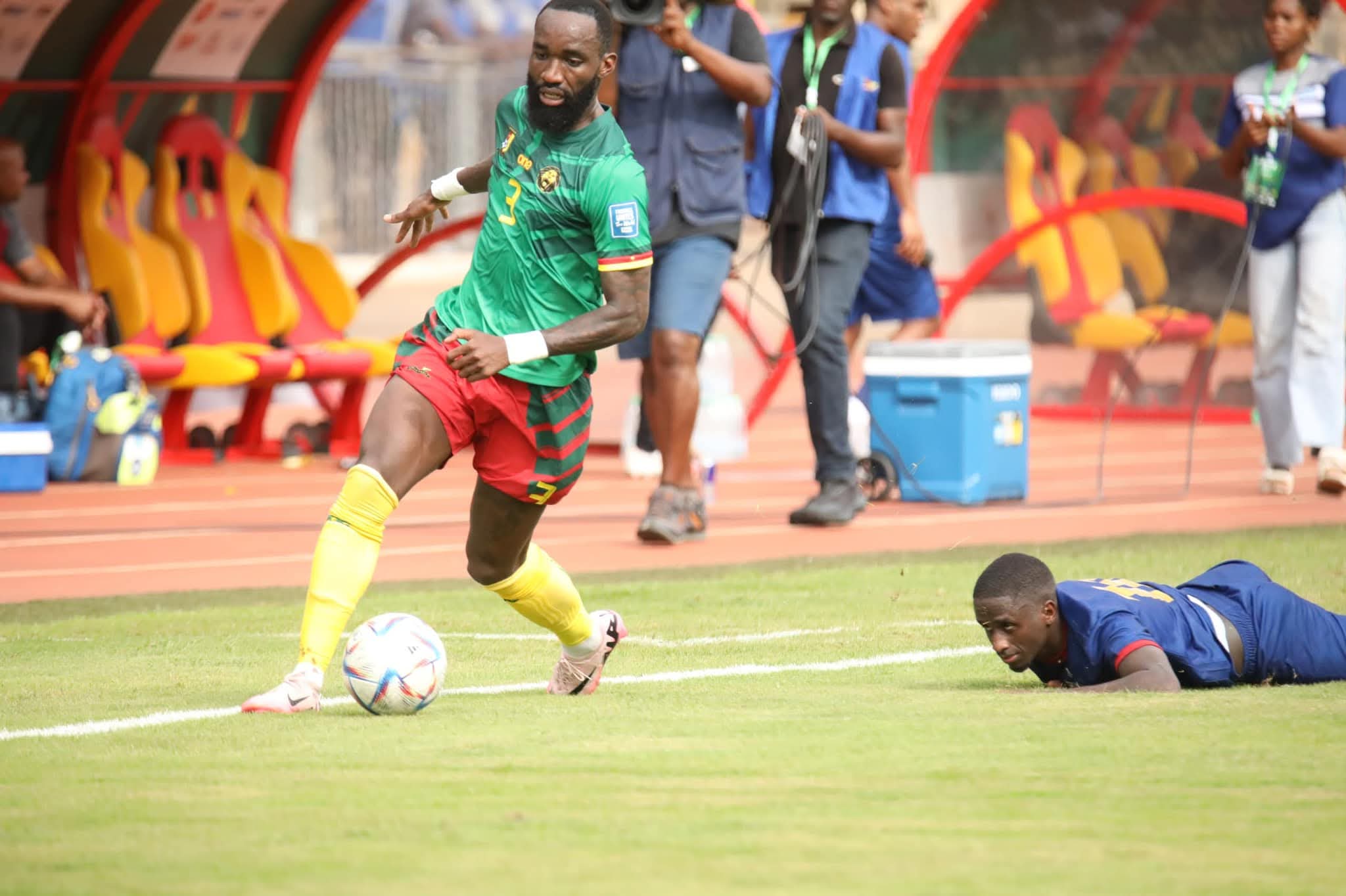 Lions Indomptables : Moumi Ngamaleu accusé d’infidélité et de violences