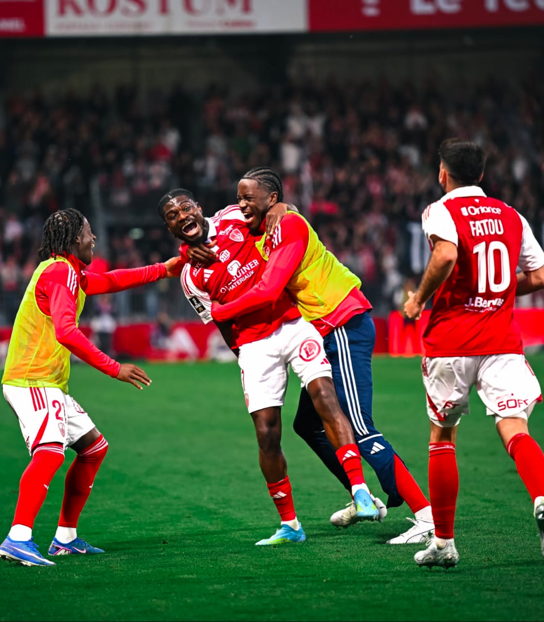 Junior Dina Ebimbe célébrant son but avec le Stade Brestois contre le RC Lens.