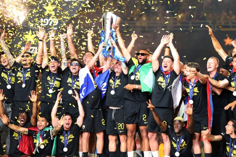 Harold Moukoudi célèbre le titre de champion de Grèce remporté avec l’AEK Athènes après une saison remarquable en défense.