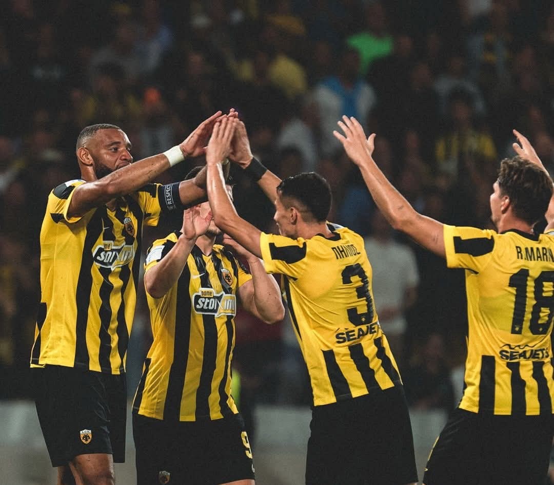Harold Moukoudi sous le maillot de l’AEK Athènes