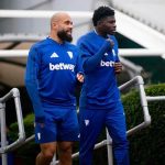Bryan Mbeumo et Carlos Baleba avec Manchester United avant le match contre l'Atlético de Madrid