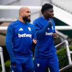 Bryan Mbeumo et Carlos Baleba avec Manchester United avant le match contre l'Atlético de Madrid