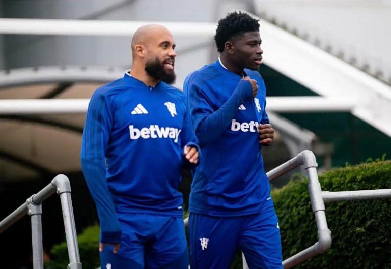 Bryan Mbeumo et Carlos Baleba avec Manchester United avant le match contre l'Atlético de Madrid