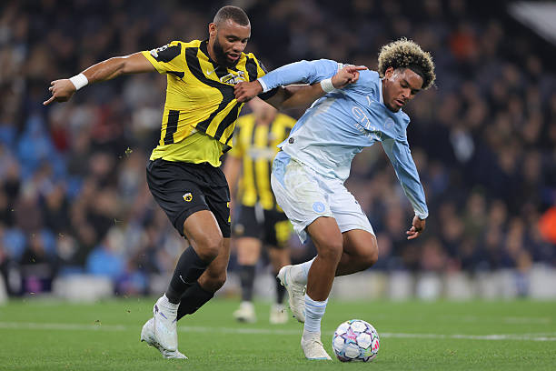 Harold Moukoudi avec l'AEK Athènes face à Manchester City en Ligue des champions