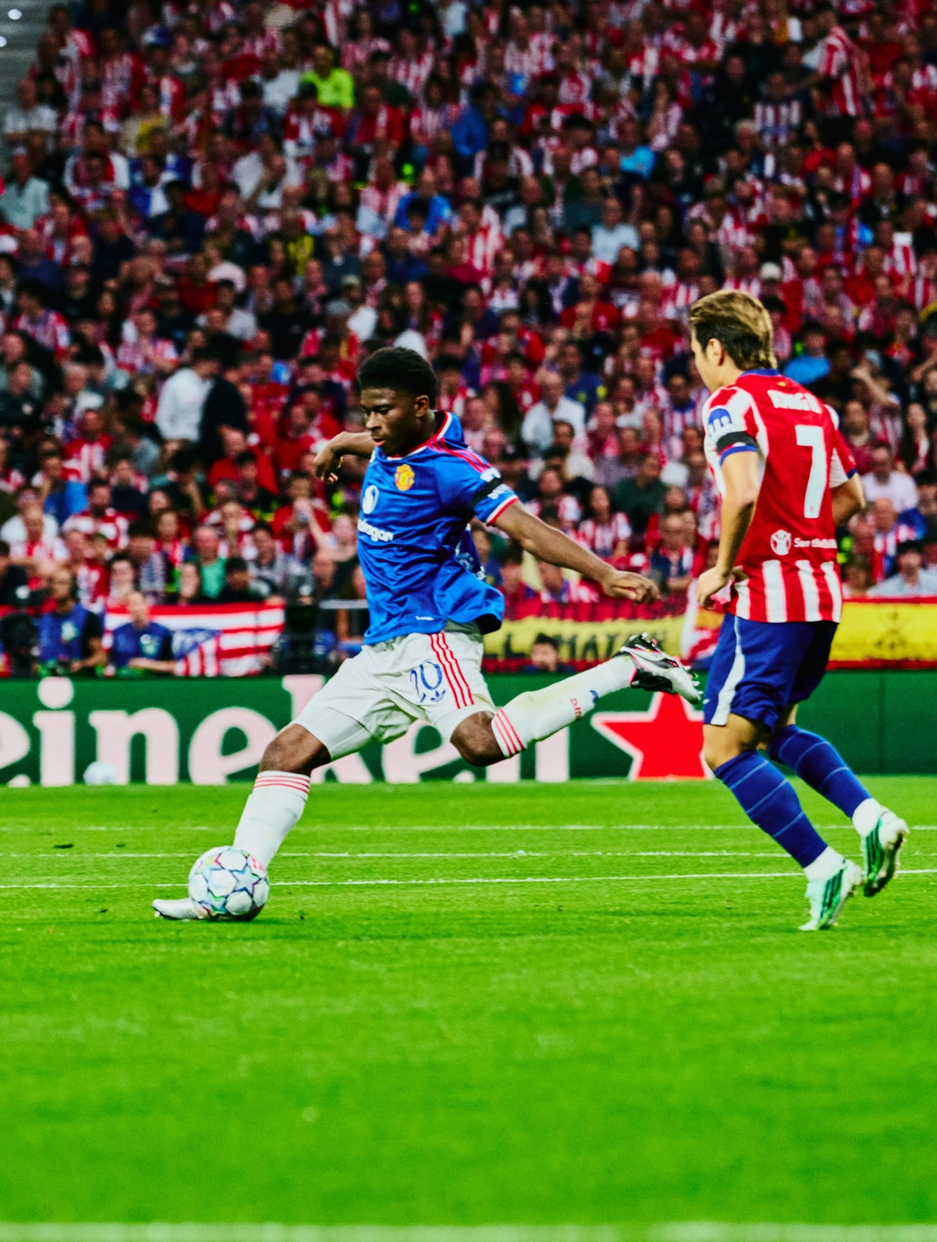 Carlos Baleba lors du match de Manchester United contre l’Atlético de Madrid en Ligue des champions.